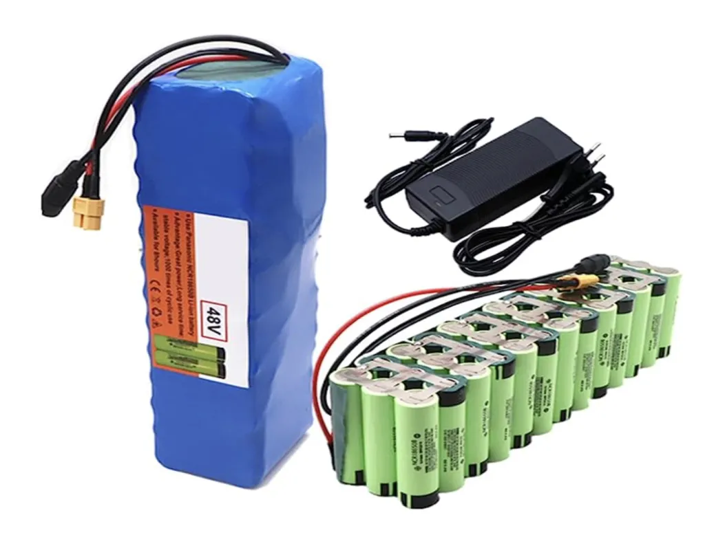 48V Lithium-Ionen-Akkupack mit Ladegerät und Anschlusskabeln auf weißem Hintergrund