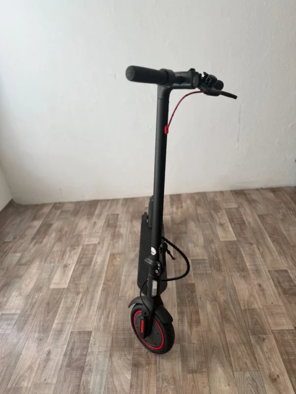 E9 PRO E-Scooter Vorderansicht mit Lenker und Display