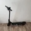 E9 PRO E-Scooter Seitenansicht in Schwarz mit roten Akzenten