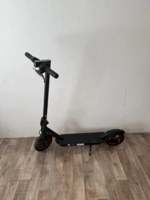E9 PRO E-Scooter Seitenansicht in Schwarz mit roten Akzenten