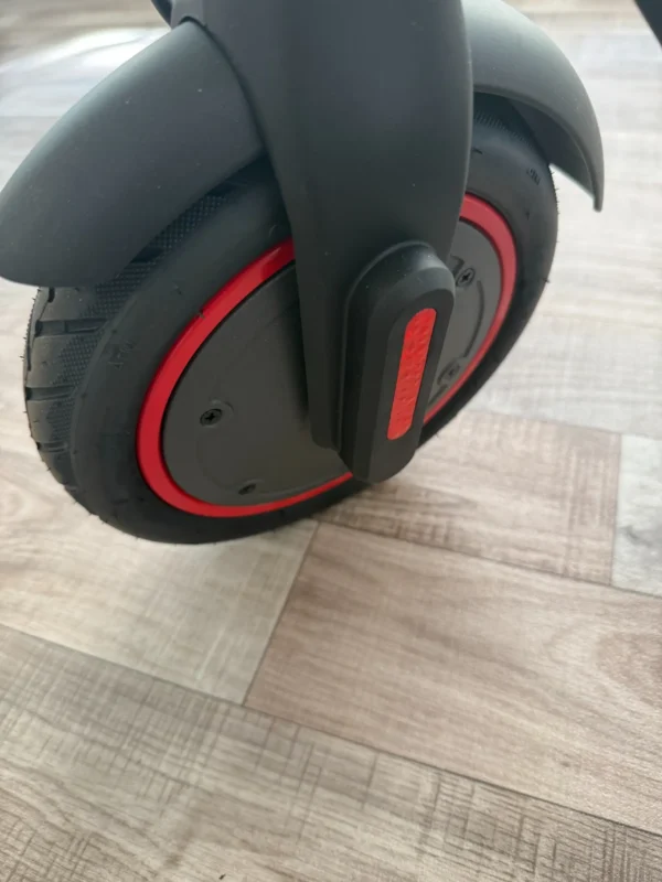 E9 PRO E-Scooter Vorderrad mit Reflektor und griffigem Profil