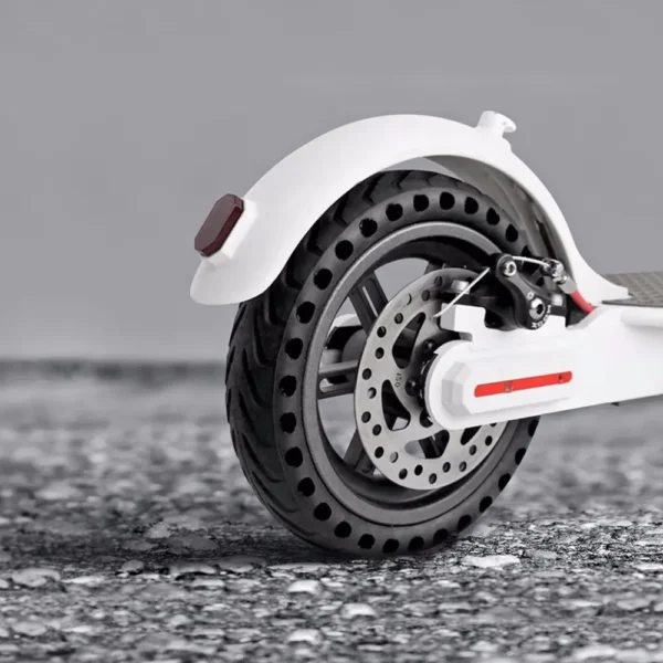E-Scooter fährt mit 8.5 Zoll Vollgummi Reifen auf Asphalt